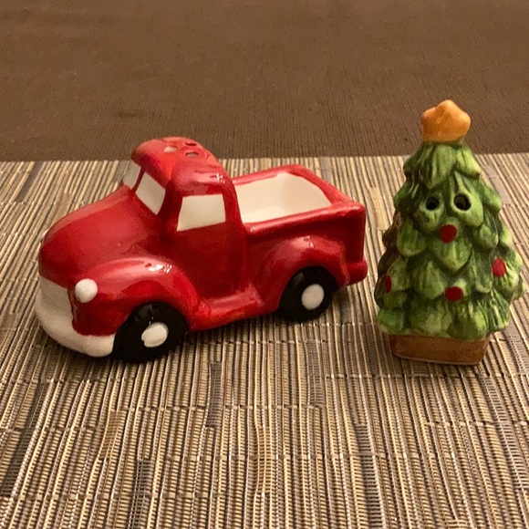 ⚜️Vintage Truck w/ Christmas Tree Salt & Pepper Shaker Set! - Picture 2 of 6